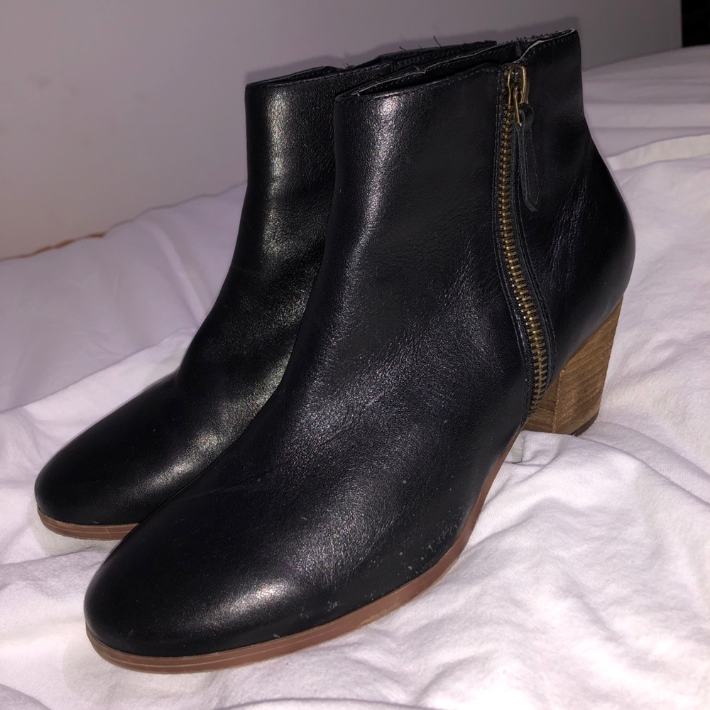 women’s crown vintage booties